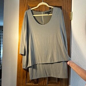 White House black market top SHIPPING DISCOUNT INCLUDED